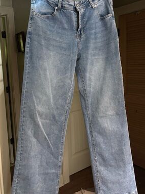 Light Wash Straight Leg Jeans with Stretch
